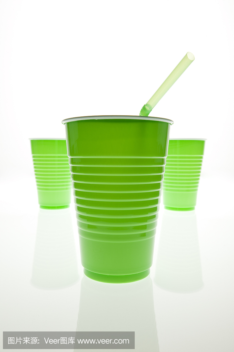 綠色塑料杯和吸管