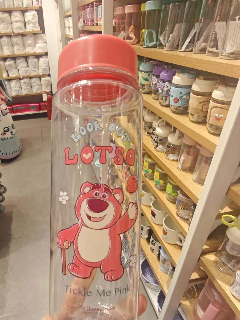 迪士尼塑料杯.#每個都想買 名創(chuàng)優(yōu)品的迪士尼系列草莓熊塑料杯